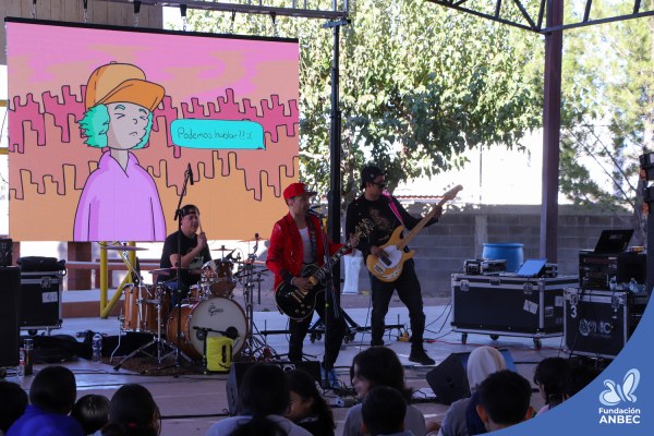 Pláticas en la Secundaria Federal 12 a cargo de The Supuestos
