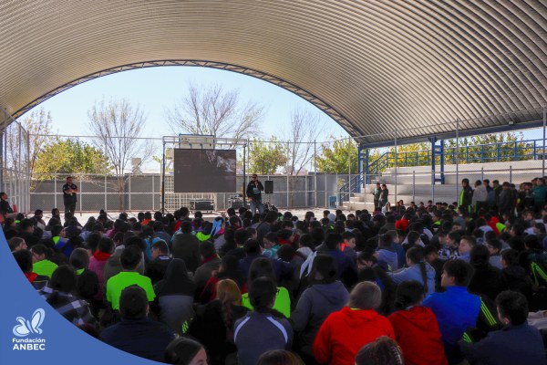 Pláticas en la Secundaria Técnica 96 a cargo de Daniela Martínez y Eric Tovar