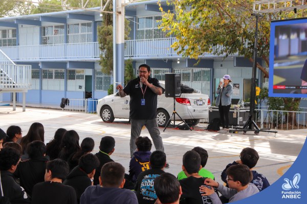 Pláticas en la Secundaria Estatal 3015 a cargo de Daniela Martínez