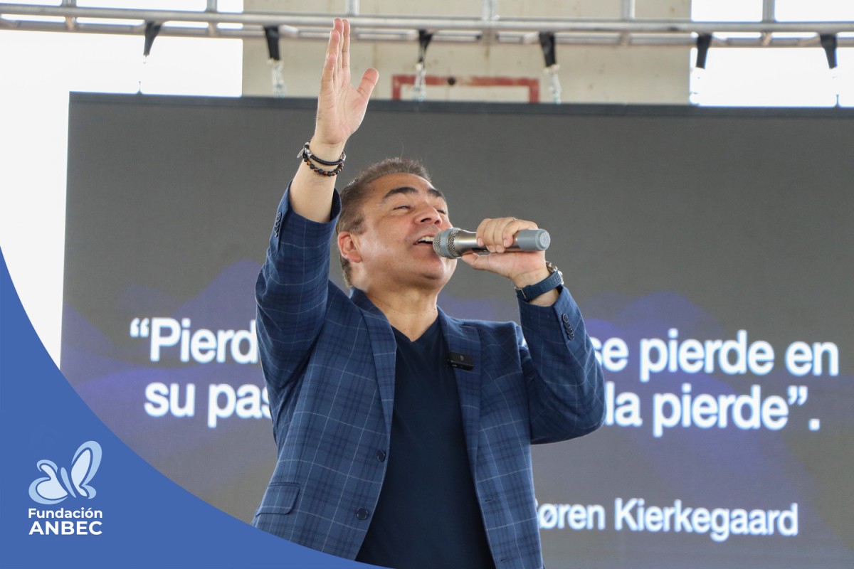 Pláticas en la Secundaria Federal 17 a cargo de Mario Arvizu