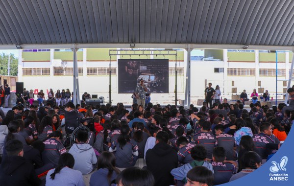 Pláticas en la Secundaria 3024 a cargo de Daniela Martínez y Eric Tovar