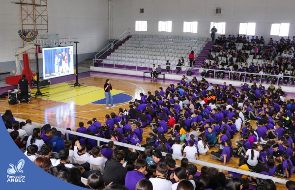 Pláticas en la Secundaria Estatal 3008 a cargo de Daniela Martínez