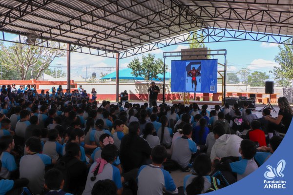 Pláticas en la Secundaria Federal 12 a cargo de Daniela Martínez