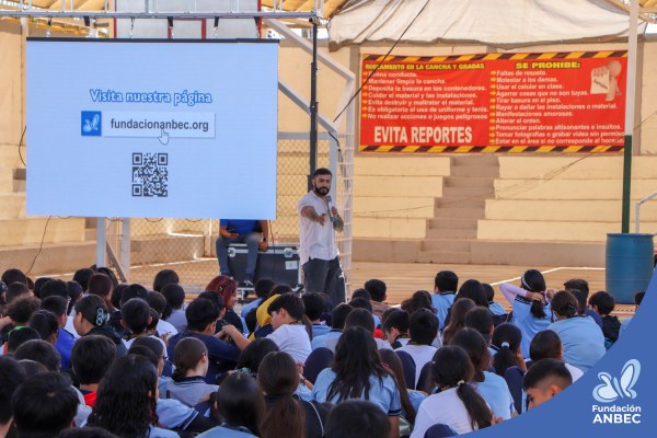 Pláticas en la Secundaria Estatal 3009 a cargo de Accel Martínez