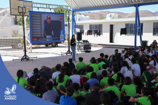 Pláticas en la Secundaria Estatal 3020 a cargo de Daniela Martínez