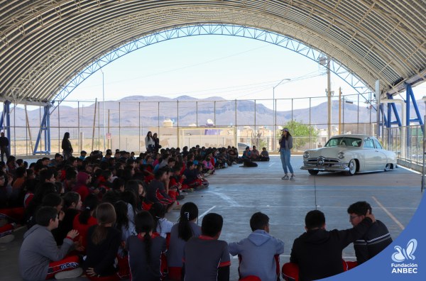 Pláticas en la Telesecundaria a cargo de Daniela Martínez y Erick Tovar