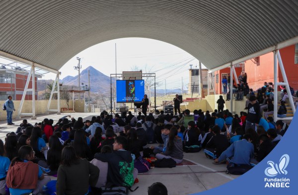 Pláticas en la Secundaria Federal 9 a cargo de Gabriela Bautista y Accel Martínez