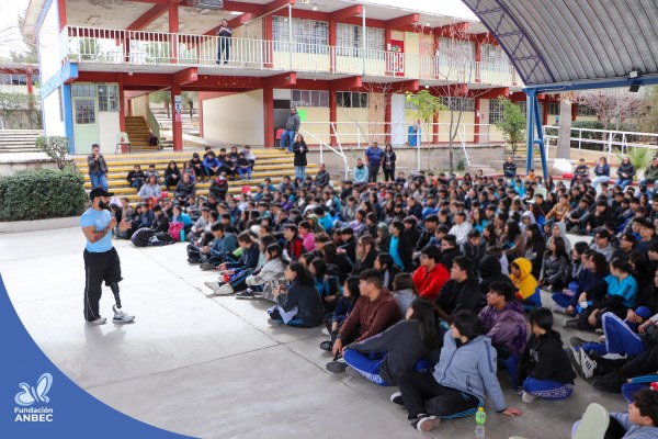 Pláticas en la Secundaria Técnica 42 a cargo de Accel Martínez