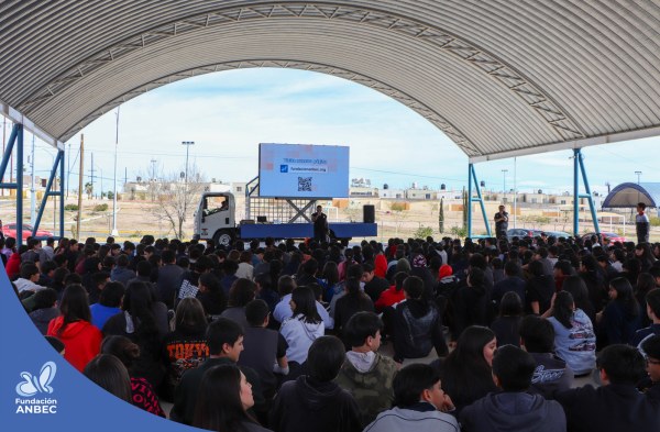 Pláticas en la Secundaria Técnica 99 a cargo de Accel Martínez