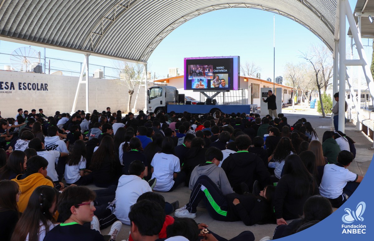 Pláticas en la Secundaria Estatal 3043 a cargo de Mario Arvizu