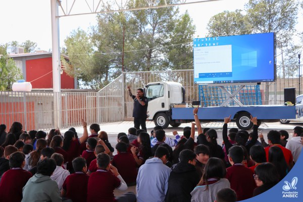 Pláticas en la Secundaria Federal 5 a cargo de Accel Martínez
